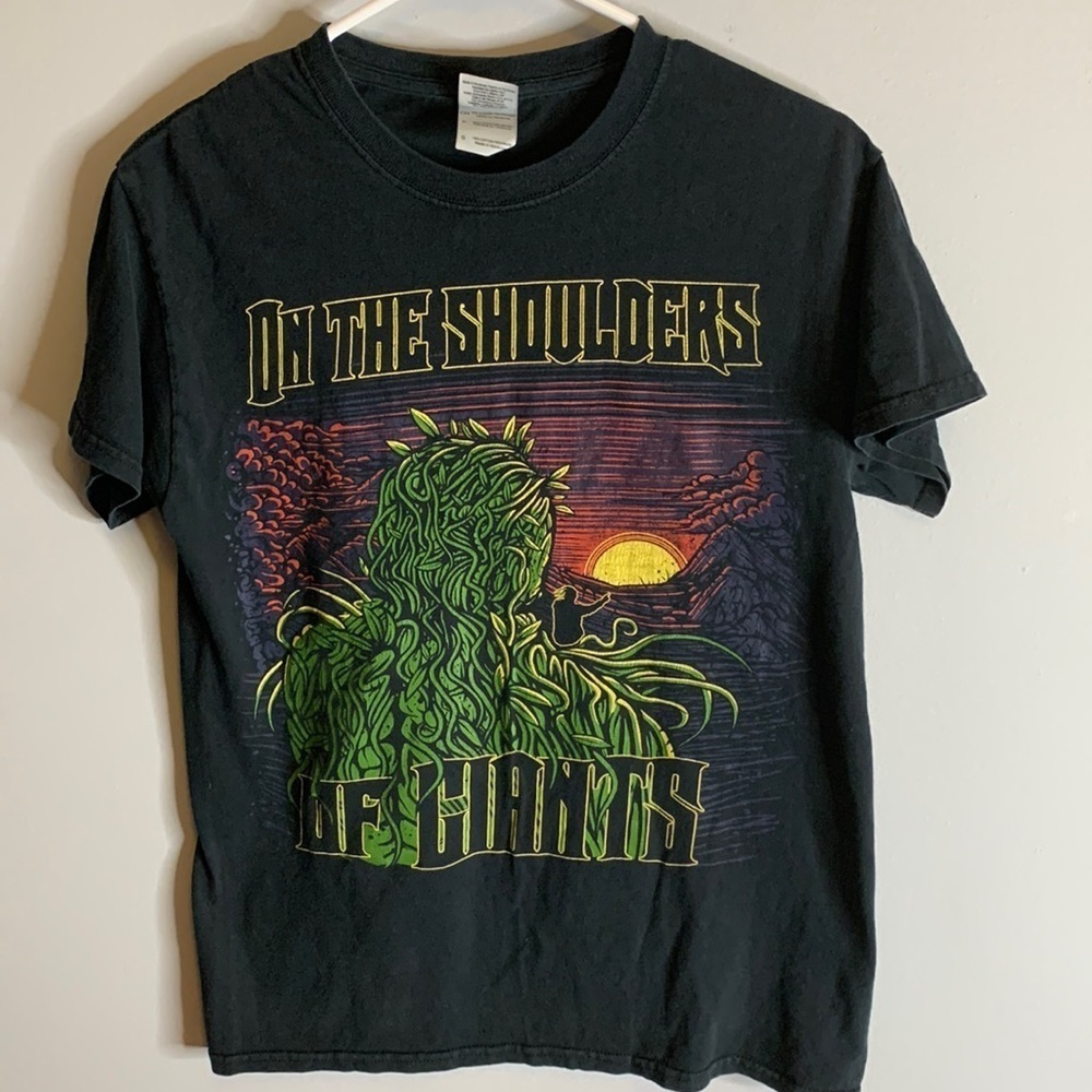 Gildan “On the Shoulders of Giants” short sleeve t-shirt, good condition Sz Sml